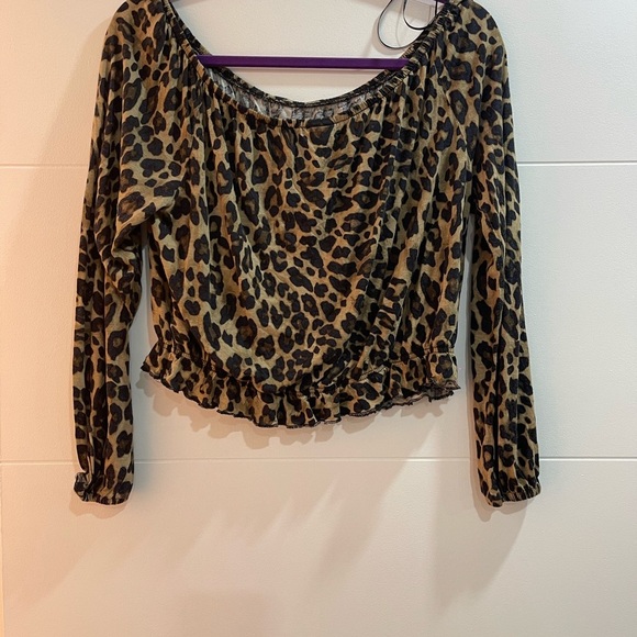 Size M With elastic in the bottom long sleeve - Picture 1 of 6